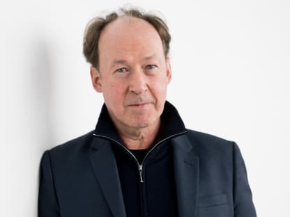 Ulrich Noethen vor einer weißen Wand