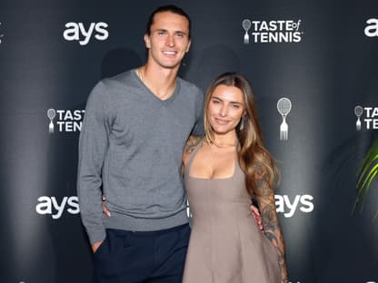 Alex Zverev und Sophia Thomalla posieren zusammen