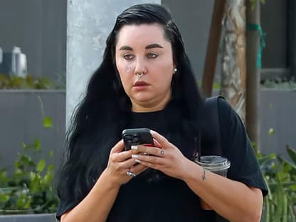 Amanda Bynes mit Handy in der Hand