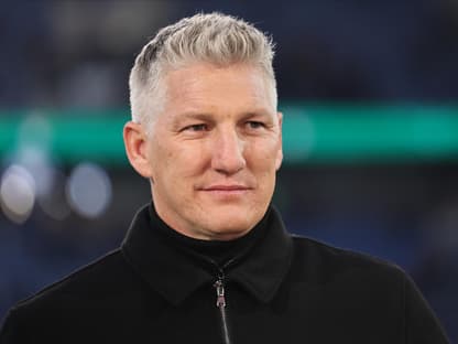 Bastian Schweinsteiger lächelt und schaut zur Seite