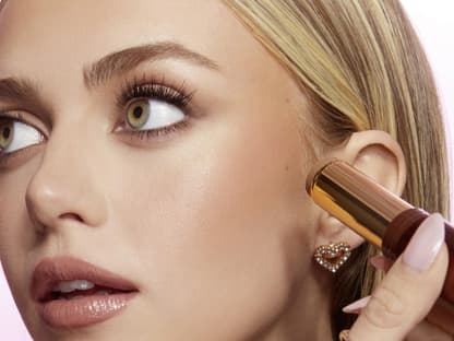 Frau trägt Bronzer auf