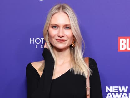 Carolin Niemczyk im schwarzen Kleid