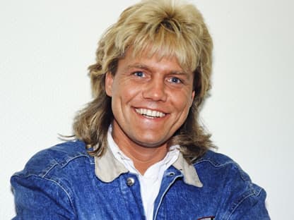 Dieter Bohlen lächelt vor weißer Wand