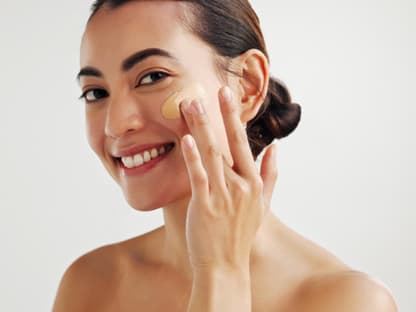 Make-up reduziert Frau verteilt Make-up