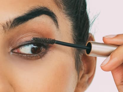 Fraut tuscht Wimpern