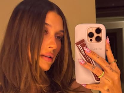 Hailey Bieber macht Selfie