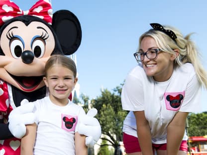 Jamie Lynn Spears mit Maddie Aldridge im Disneyland 2014