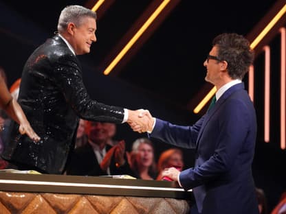 Joachim Llambi reicht Daniel Hartwich bei Let's Dance die Hand
