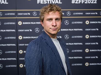 Max Hubacher posiert seitlich
