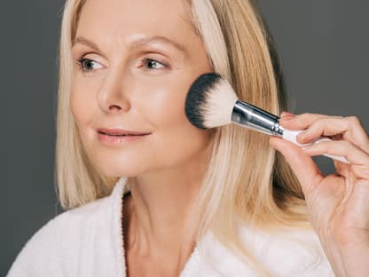 BB Cream ab 60 Reife Frau trägt Make-up auf