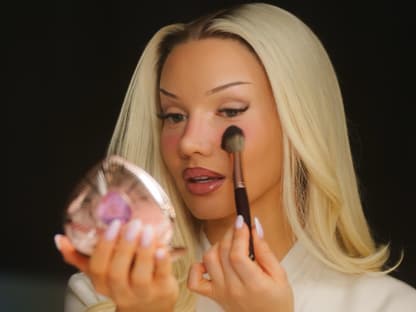 Shirin David trägt Blush auf