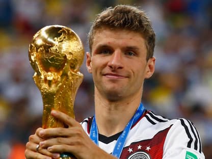 Thomas Müller mit dem WM-Pokal