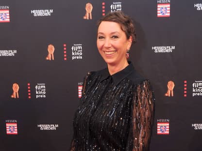 Ursula Strauss strahlt