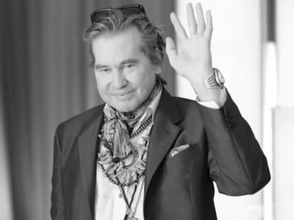Val Kilmer winkt