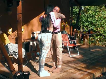 paulina ljubas und sandra sicora umarmen sich