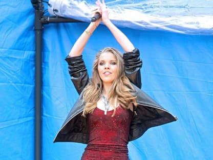 Victoria Swarovski verformt auf der Bühne im Jahr 2011