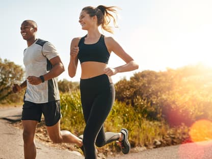 Ein Paar hat Spaß beim Joggen
