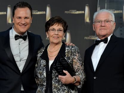 Guido Maria Kretschmer mit Mutter und Vater auf rotem Teppich