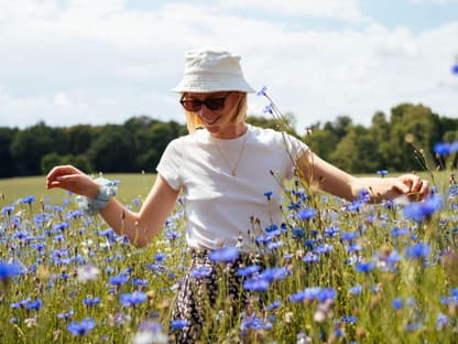 Frau im sommerlichen Blumenfeld