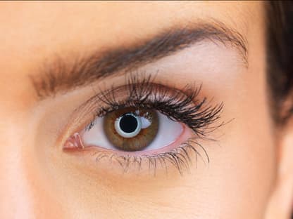 Frau tolle Wimpern