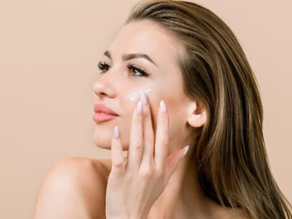 Frau benutzt Skin TInt