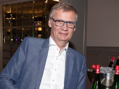 Günther Jauch lehnt sich an Bar
