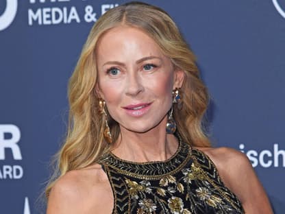 Jenny Elvers schaut zur Seite und lächelt