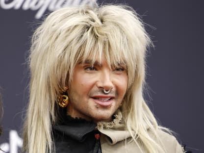 Bill Kaulitz lächelt