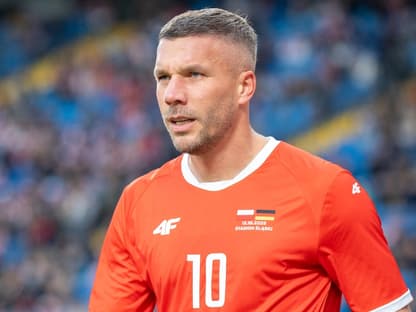 Lukas Podolski guckt kritisch