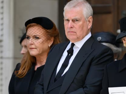 Sarah Ferguson und Ex-Prinz Andrew gucken ernst