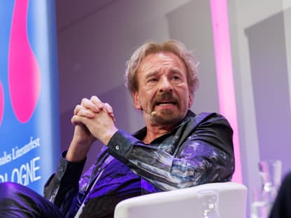 Thomas Gottschalk faltet die Hände zusammen