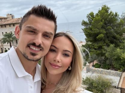 Zsolt Sándor Cseke und Partnerin Anna-Lena Selfie am Meer
