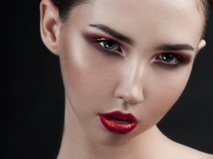 Pinterest-trend Vamp romantic Frau mit starkem Make-up im Gothic-Look