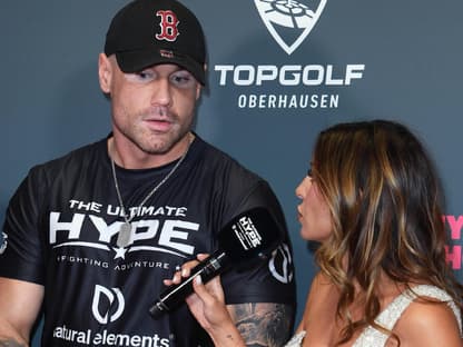 Chris Broy wird von Ex Eva Benetatou interviewt