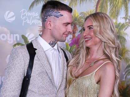 Eric Stehfest und Franzi Temme schauen sich Arm in Arm an und lächeln