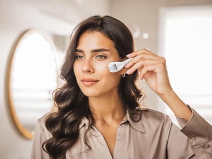 Frau zu Hause beim Microneedling