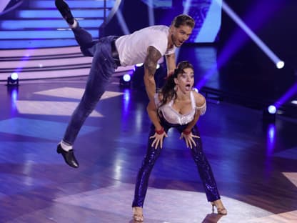 Rurik Gislason spring über renata Lusin