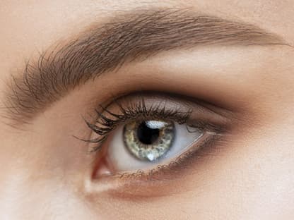 Frau mit Powder Brows