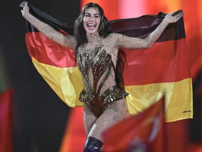 Sarah Engels mit Deutschland Flagge
