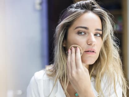 Frau mit Make-up-Schwamm