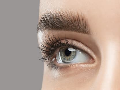 Frau mit geschwungenen Wimpern