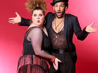 Hoppla, da ist Manuela Wisbeck die Hand ausgerutscht! Ihren "Let's Dance"-Tanzpartner Massimo Sinato scheint es nicht zu stören Hoppla, da ist Manuela Wisbeck die Hand ausgerutscht! Ihren "Let's Dance"-Tanzpartner Massimo Sinato scheint es nicht zu stören