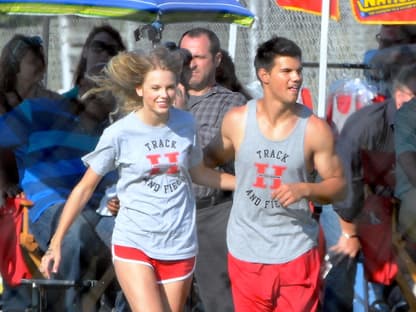 Taylor Swift und Taylor Lautner auf einem Spielfeld
