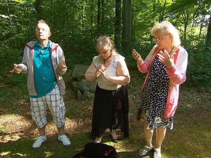 Heiko und Sigrid mit einer "Schwiegertochter gesucht"-Kandidatin im Wald