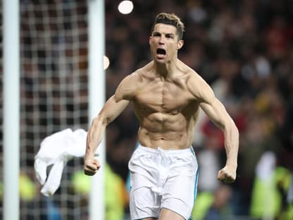 Cristiano Ronaldo jubelt ohne Trikot