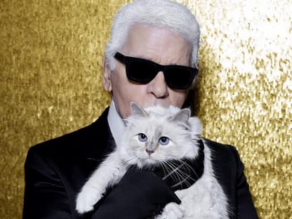 Karl Lagerfeld küsst seine Katze Choupette