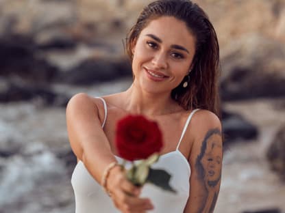 Bacheloretten Melissa Damilia hält eine Rose in die Kamera.