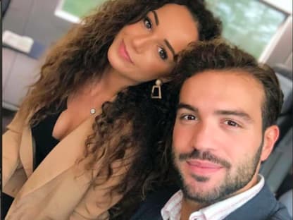 Samira und Yasin Cilingir sitzen nebeneinander