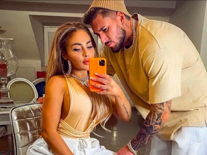 Laura Morante und Meike Heiter machen ein Spiegel-Selfie