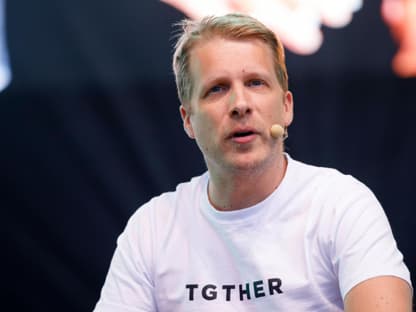 Oliver Pocher guckt grübelnd in die Kamera